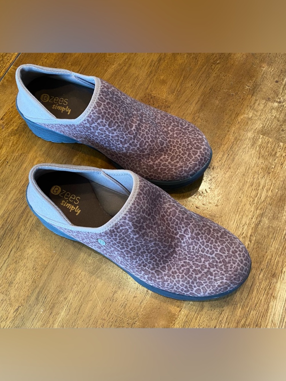 BZEES Getaway  Size 8.5 Women’s NWOT Animal Print Slip on Comfort Taupe/Brown